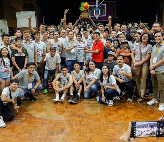 ACSTER MARKETING WITH SUPPORTERS. Team owner Joemarie Panisales receiving his trophy and P50,000 cash prize from UNBL President Jun Ballesteros.* (Alan Su photo)