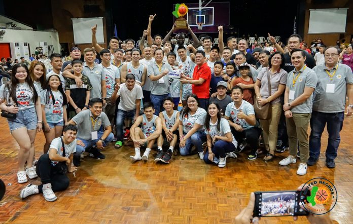 ACSTER MARKETING WITH SUPPORTERS. Team owner Joemarie Panisales receiving his trophy and P50,000 cash prize from UNBL President Jun Ballesteros.* (Alan Su photo)